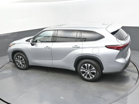 Used 2022 Toyota Highlander XLE FWD image 32
