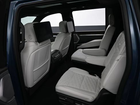 Used 2025 Cadillac Escalade ESV Sport Platinum AWD/4WD image 28