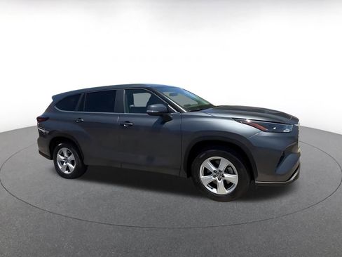 Used 2025 Toyota Highlander LE FWD image 2