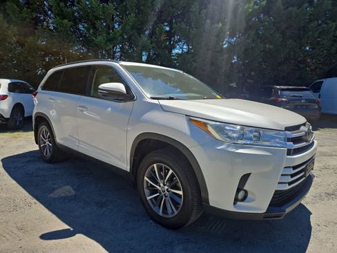 Used 2019 Toyota Highlander XLE AWD/4WD image 4