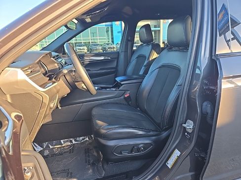 Used 2022 Jeep Grand Cherokee Altitude image 11