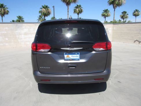 Used 2023 Chrysler Voyager LX FWD image 7