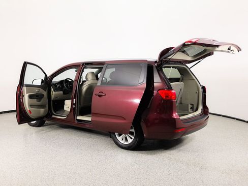 Used 2015 Kia Sedona LX w/ LX Convenience Package image 12