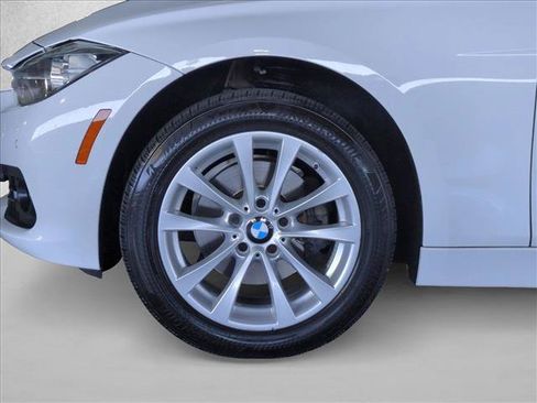 Used 2017 BMW 320i Sedan RWD image 22