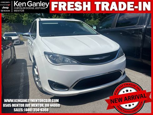 Used 2020 Chrysler Pacifica Limited FWD image 1
