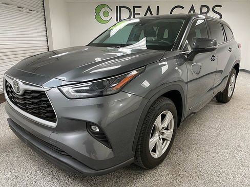 Used 2022 Toyota Highlander LE image 1