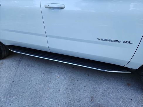 Used 2017 GMC Yukon XL SLT w/ Open Road Package image 16