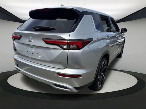 Used 2024 Mitsubishi Outlander SE Black Edition image 11