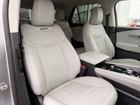 Used 2025 Ford Explorer Platinum w/ LUX Leather Package AWD/4WD image 18