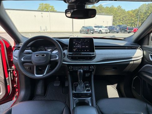 Used 2025 Jeep Compass Latitude w/ Sun & Sound Group AWD/4WD image 8