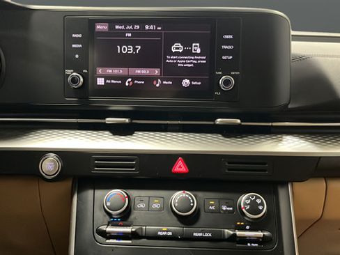 Used 2024 Kia Carnival LX FWD image 12