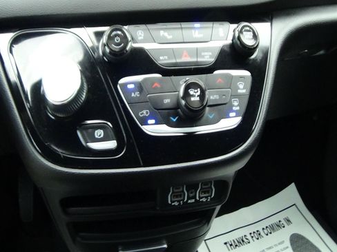 Certified 2025 Chrysler Pacifica Select FWD image 28
