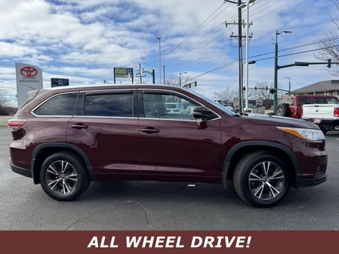 Used 2016 Toyota Highlander XLE image 2
