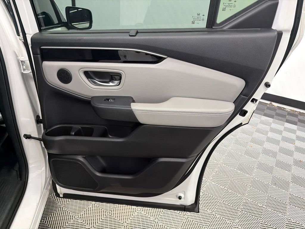 Used 2025 Honda Pilot EX-L image 18