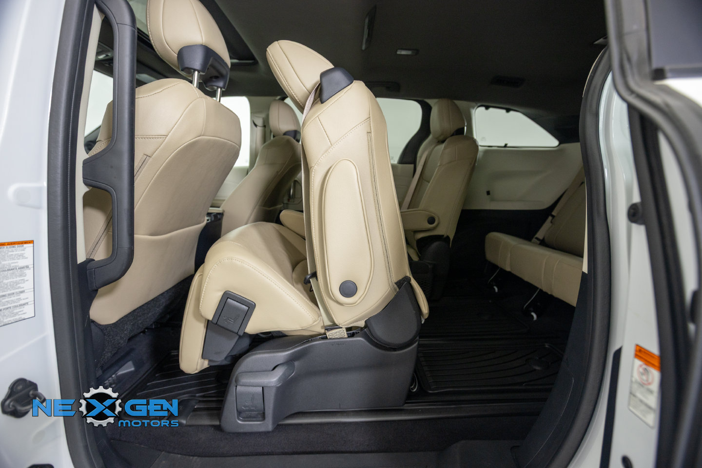Used 2024 Toyota Sienna Limited AWD/4WD image 29