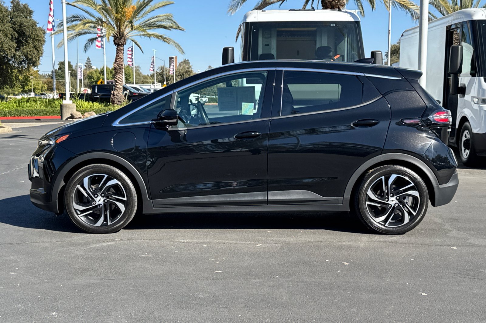 Used 2023 Chevrolet Bolt LT w/ Infotainment Package FWD image 6