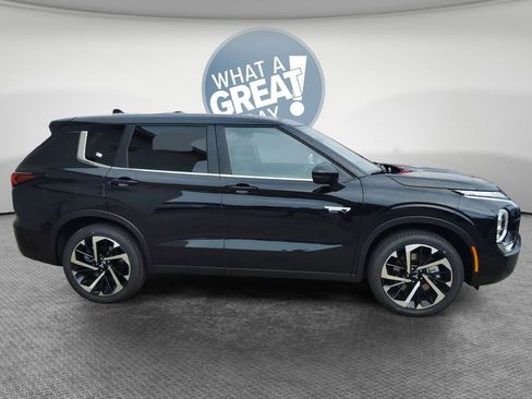 Used 2025 Mitsubishi Outlander SE image 4