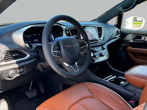Used 2024 Chrysler Pacifica Pinnacle FWD image 18