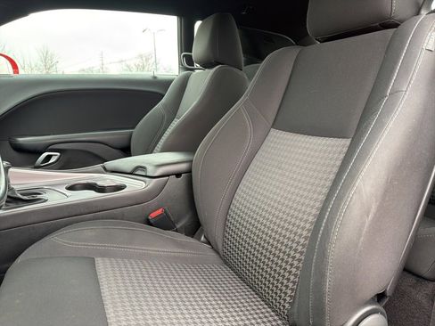 Used 2019 Dodge Challenger SXT image 29