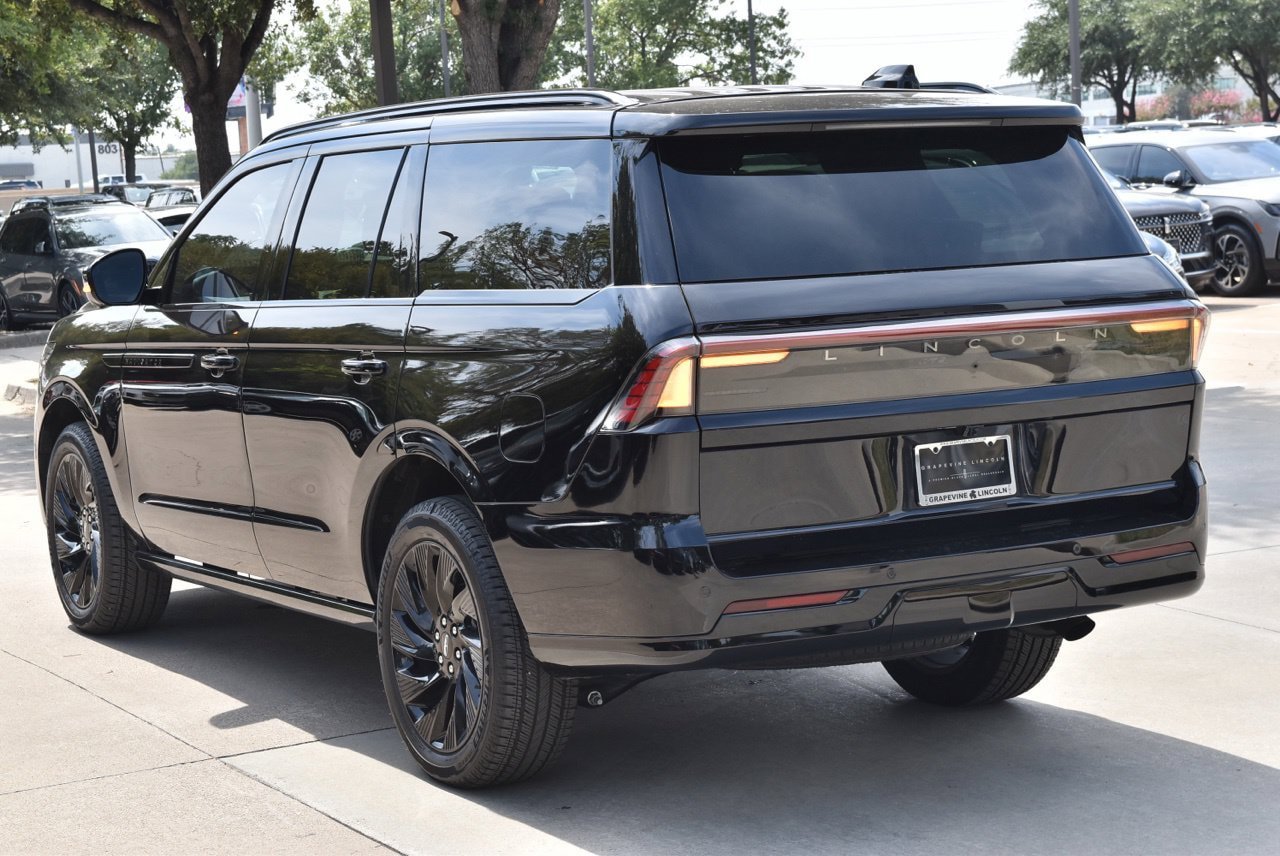 New 2026 Lincoln Navigator Reserve w/ Jet Appearance Package AWD/4WD image 9