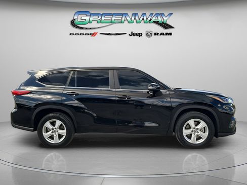 Used 2023 Toyota Highlander L image 2