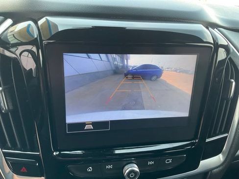 Used 2023 Chevrolet Traverse LT FWD image 17
