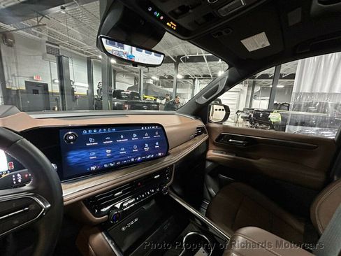 Used 2025 Chevrolet Suburban High Country AWD/4WD image 15