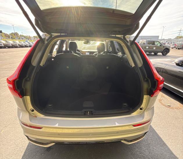 Used 2024 Volvo XC60 B5 Core w/ Climate Package AWD/4WD image 10