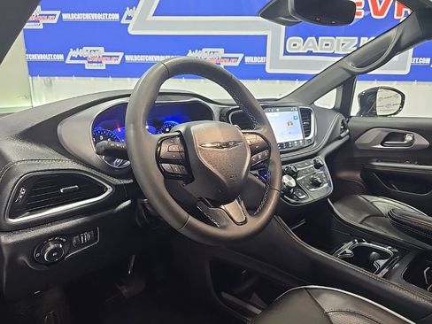 Used 2025 Chrysler Pacifica Limited image 15