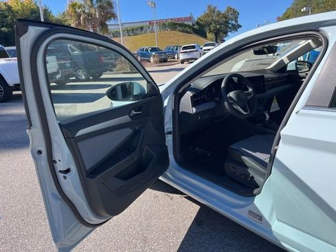 New 2026 Volkswagen Jetta SE image 4