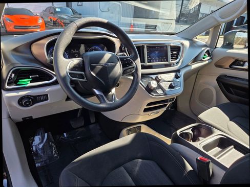 Used 2018 Chrysler Pacifica Touring Plus w/ Tire & Wheel Group image 11