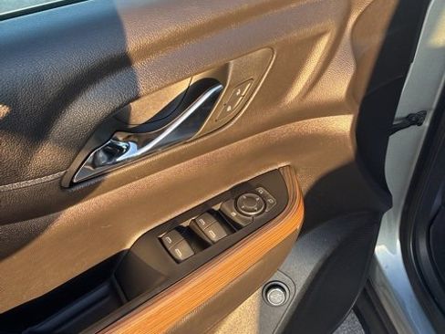 Used 2023 GMC Acadia SLE w/ Driver Convenience Package image 11