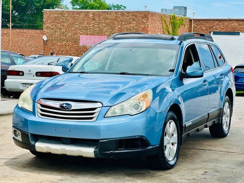 Used 2010 Subaru Outback 2.5i Limited AWD/4WD image 3