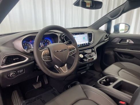 New 2026 Chrysler Pacifica Select image 12