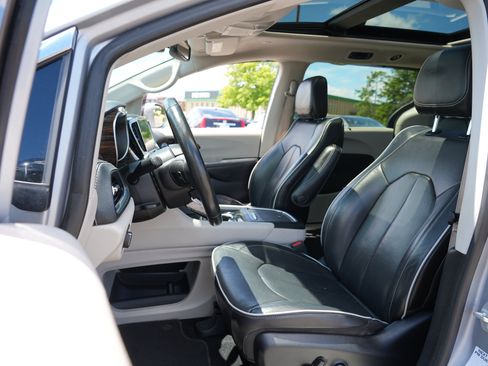 Used 2021 Chrysler Pacifica Limited AWD/4WD image 12