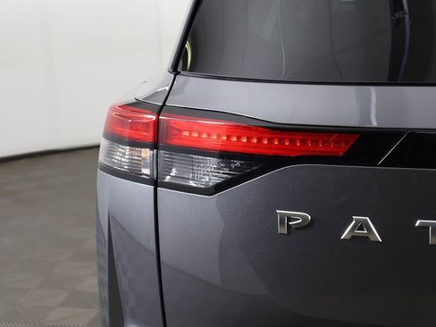 Used 2024 Nissan Pathfinder S image 13