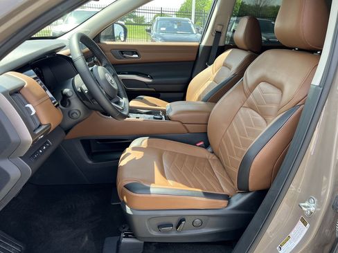 Certified 2025 Nissan Pathfinder Platinum w/ Cargo Package image 9