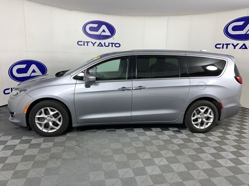 Used 2020 Chrysler Pacifica Touring w/ Tire & Wheel Group FWD image 6