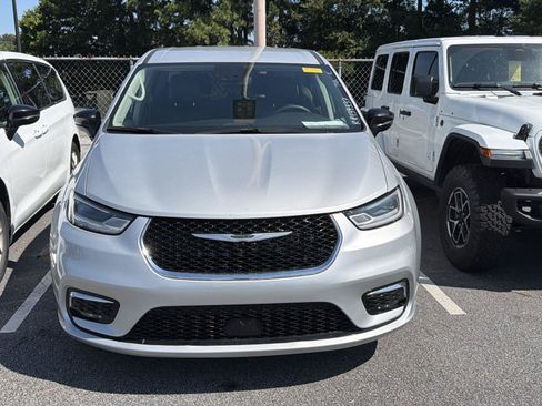 Used 2024 Chrysler Pacifica Touring-L FWD image 2