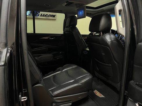 Used 2018 Cadillac Escalade ESV Luxury image 43
