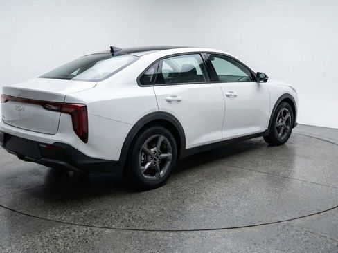 Used 2025 Kia K4 LXS image 9