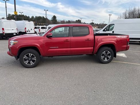 Used 2018 Toyota Tacoma TRD Sport w/ Technology Package image 4