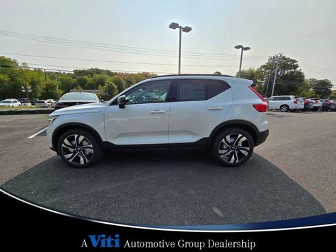 Used 2025 Volvo XC40 B5 Ultra w/ Climate Package image 5