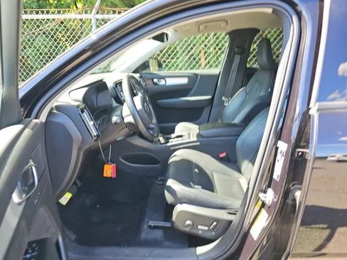 Used 2021 Volvo XC40 T4 Momentum FWD image 5