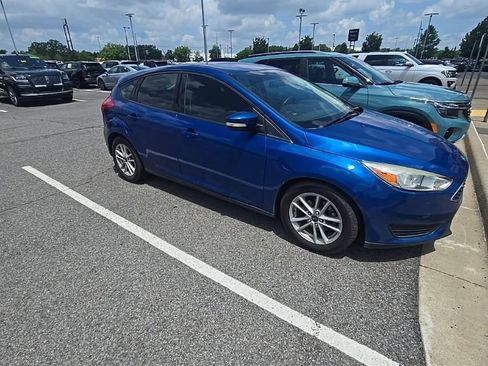 Used 2018 Ford Focus SE w/ Cold Weather Package FWD image 2