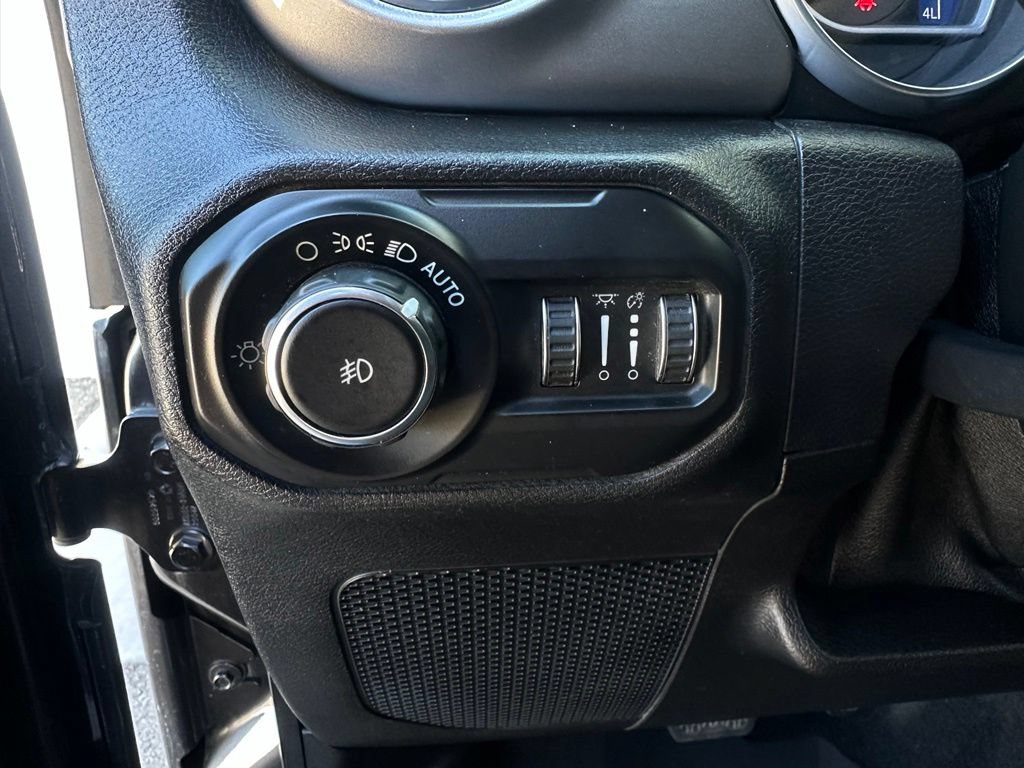 Used 2018 Jeep Wrangler Unlimited Sahara AWD/4WD image 14