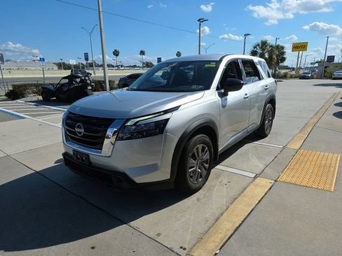 Used 2024 Nissan Pathfinder S image 9