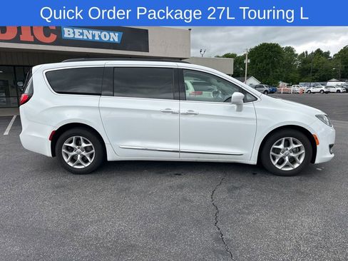 Used 2017 Chrysler Pacifica Touring-L w/ Tire & Wheel Group FWD image 3