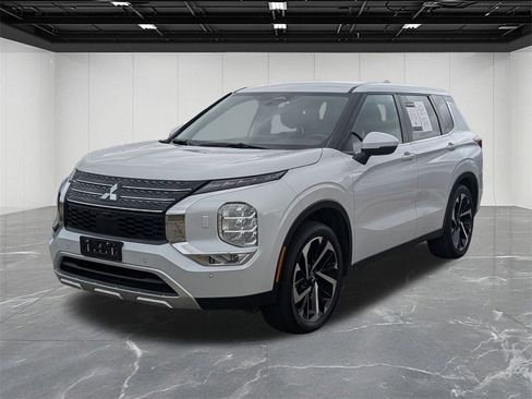 Used 2024 Mitsubishi Outlander SE image 1