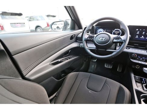 Certified 2025 Hyundai Elantra SEL FWD image 10